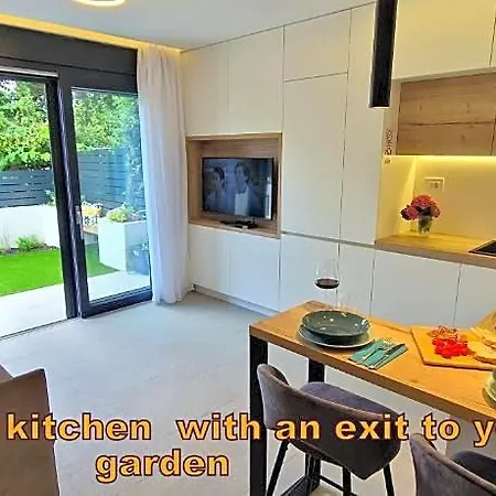 Urban Oasis - Private Fenced Garden With Bbq Area 4*