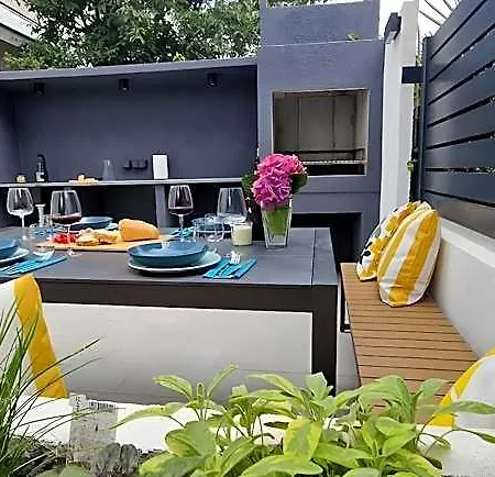 Urban Oasis - Private Fenced Garden With Bbq Area