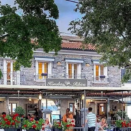 Urban Oasis - Private Fenced Garden With Bbq Area غييكا