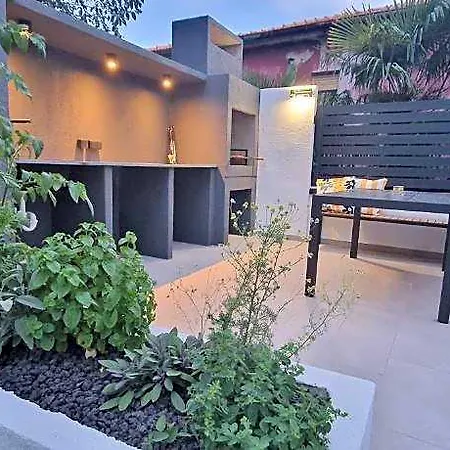 Urban Oasis - Private Fenced Garden With Bbq Area Szálloda
