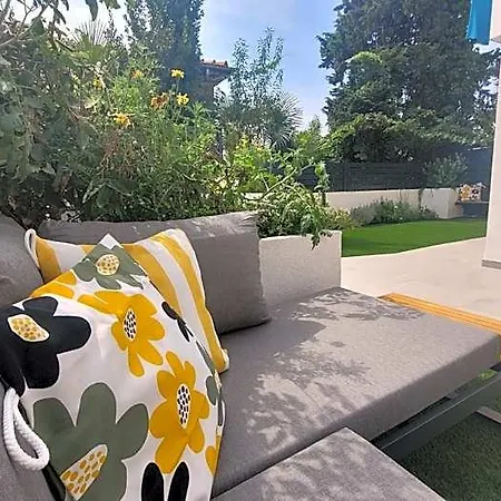 Urban Oasis - Private Fenced Garden With Bbq Area Szálloda Fiume